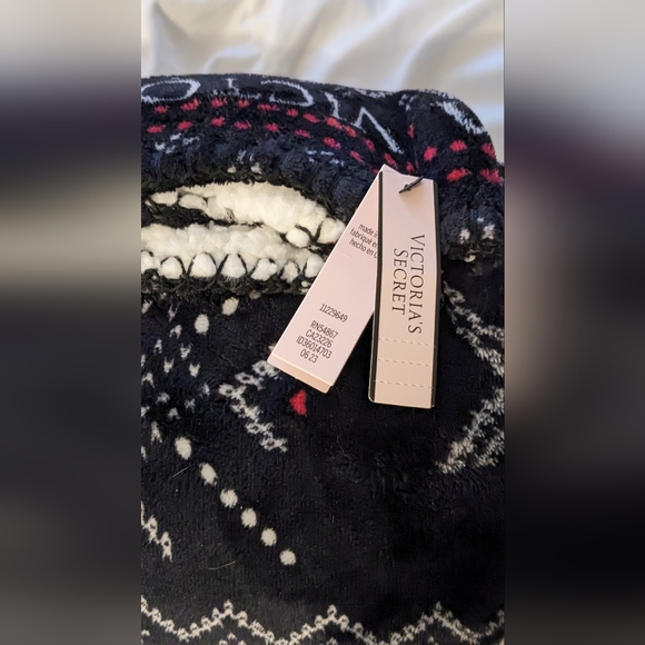 Victoria's secret blanket - Picture 5 of 5